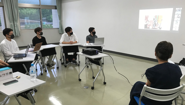 英語サロンでネイティブスピーカーの先生や外国の学生と交流