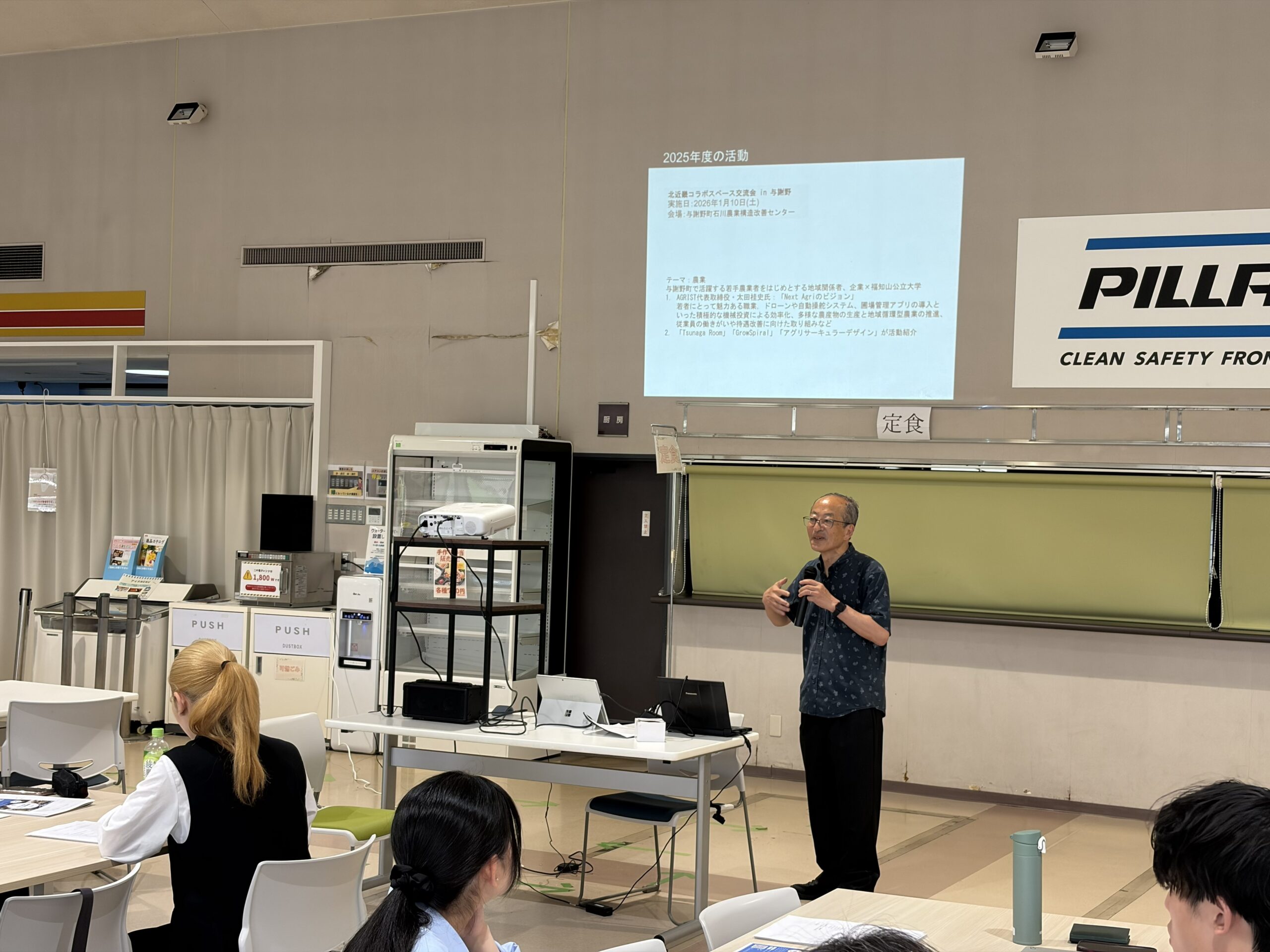これまでのコラボスペースの活動報告と今後の展望について発表する西田豊明機構長（副学長）