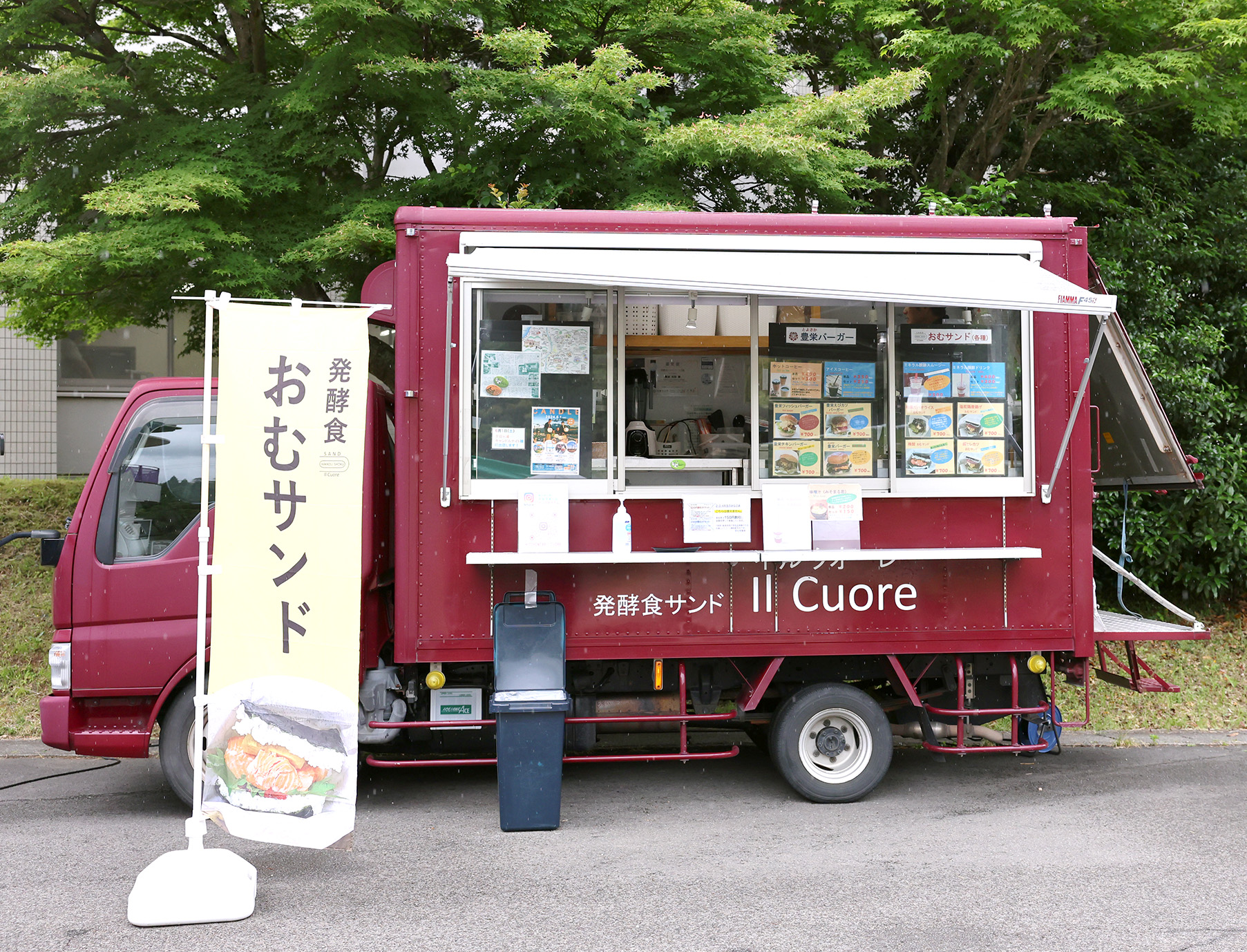 キャンパス内でキッチンカー等を出店しています | 福知山公立大学