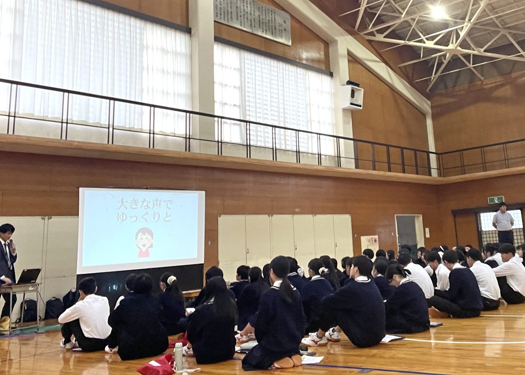 京都府立福知山高等学校が実施する総合的な探究の時間「みらい学Ⅱ」中間発表会に才木教授と杉岡准教授、本学学生が登壇しました