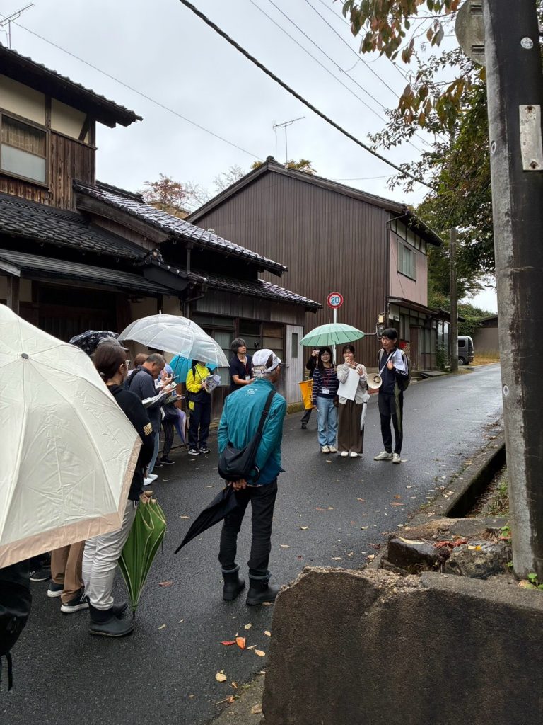 小山教授とゼミ生が「てくてく我がまち再発見・こまねこウォーク2026」でまち歩きガイドを務めました