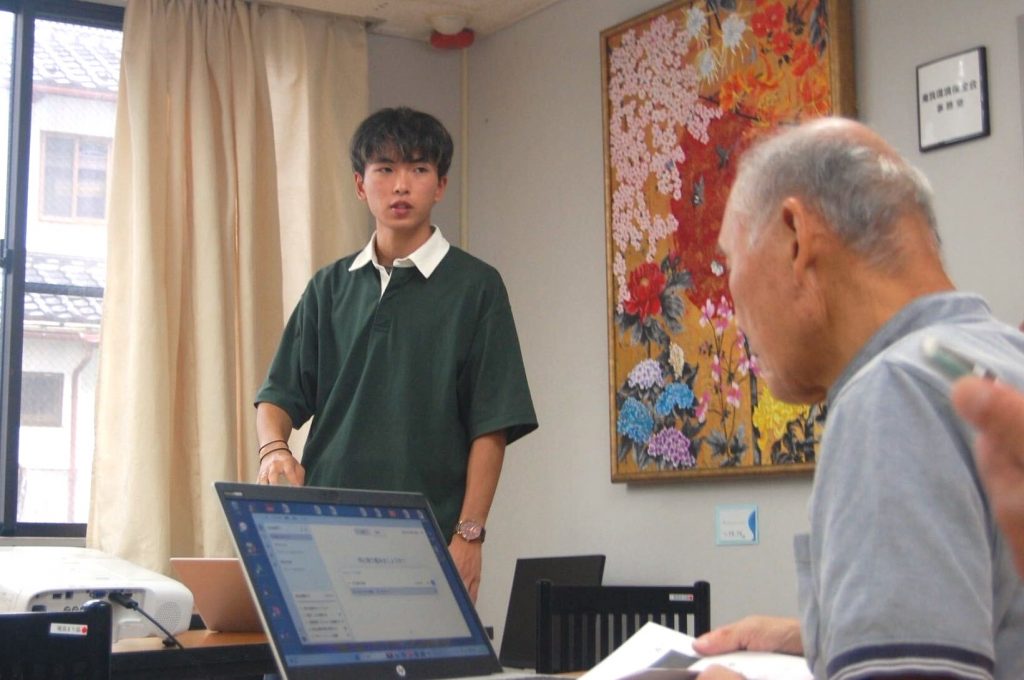 本学学生が地域住民を対象にChatGPT・AI活用セミナーの講師を務めました